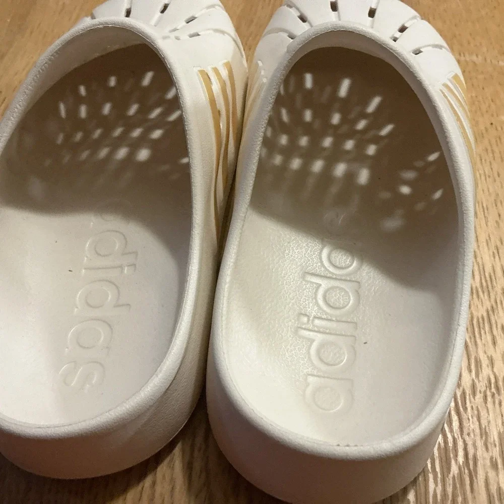 Adidas 0822702005 Size 7 Cream & Gold Slides